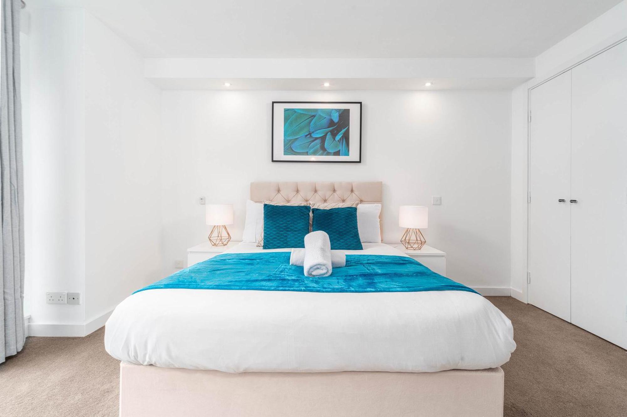 Luxury Two Bedroom - Centre - Secure Parking 99q Apartment *