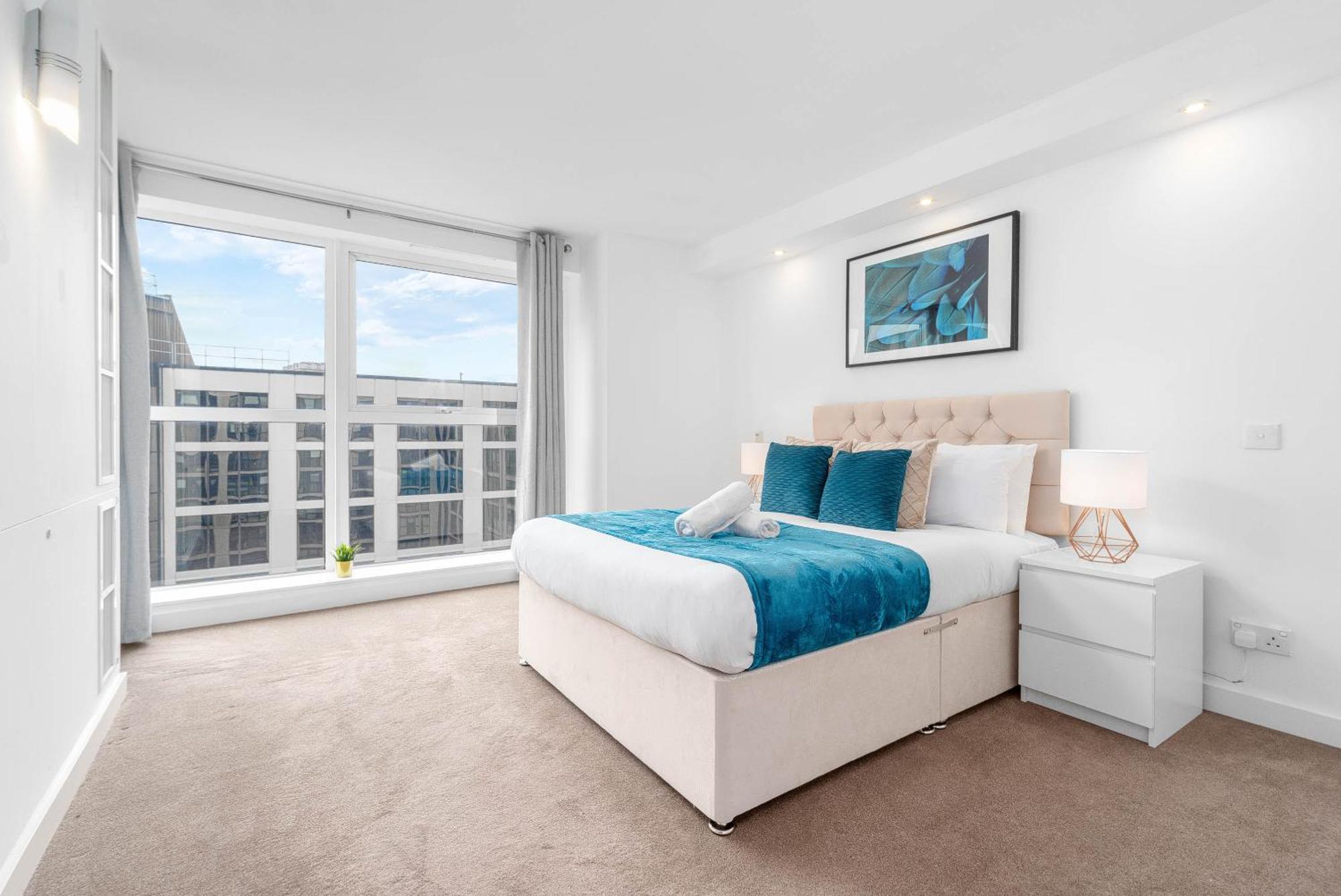 Apartment Luxury Two Bedroom - Centre - Secure Parking 99q *