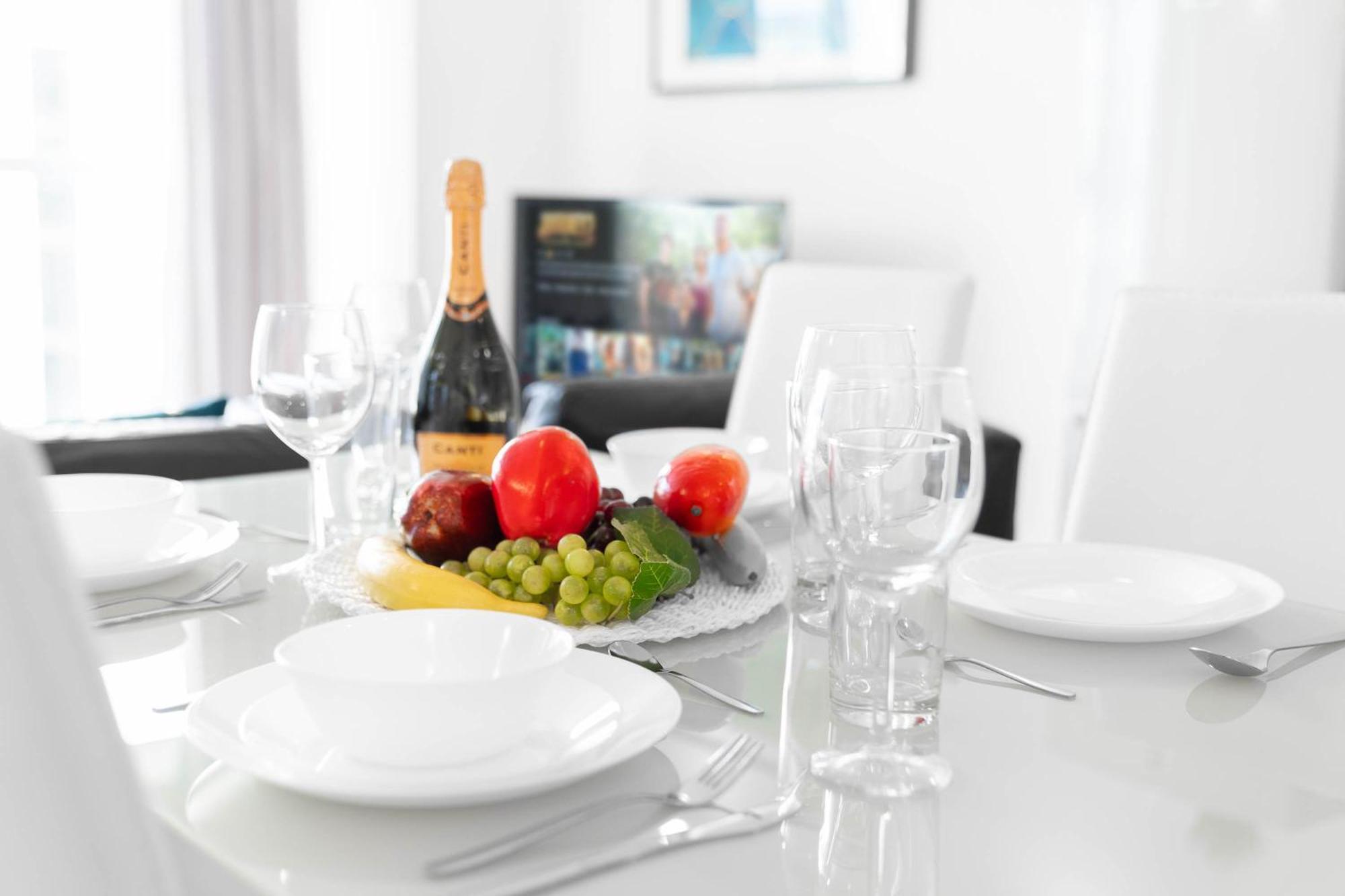 Apartment Luxury Two Bedroom - Centre - Secure Parking 99q *