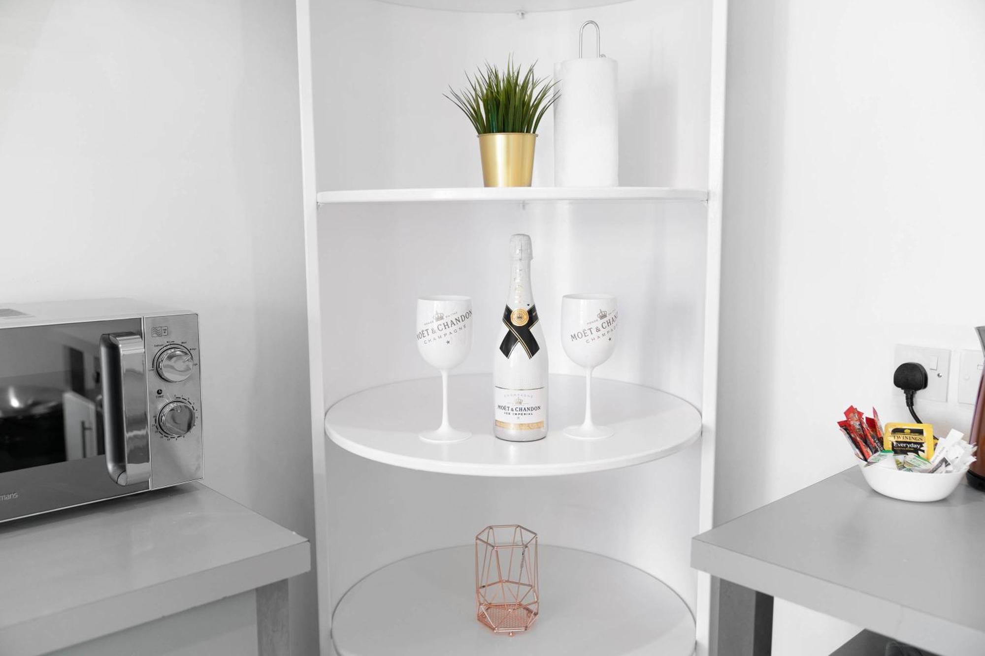 Luxury Two Bedroom - Centre - Secure Parking 99q