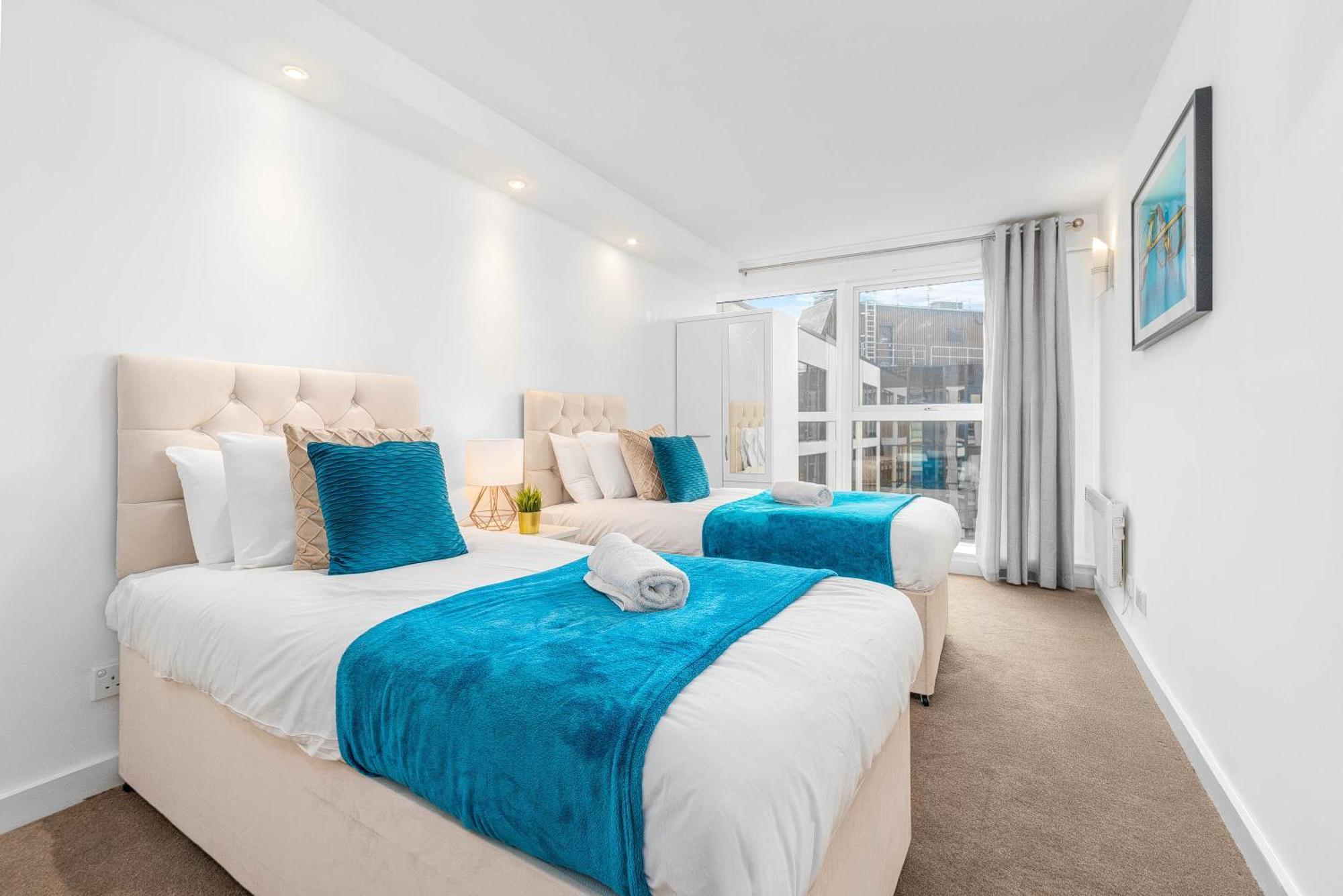 Luxury Two Bedroom - Centre - Secure Parking 99q Apartment *