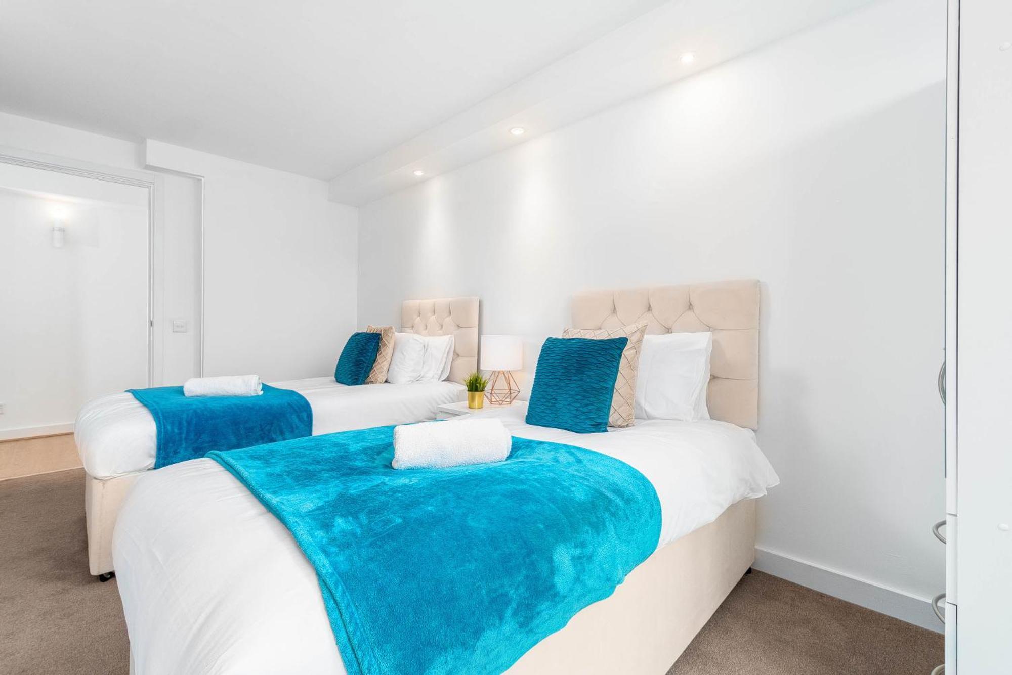 Luxury Two Bedroom - Centre - Secure Parking 99q *