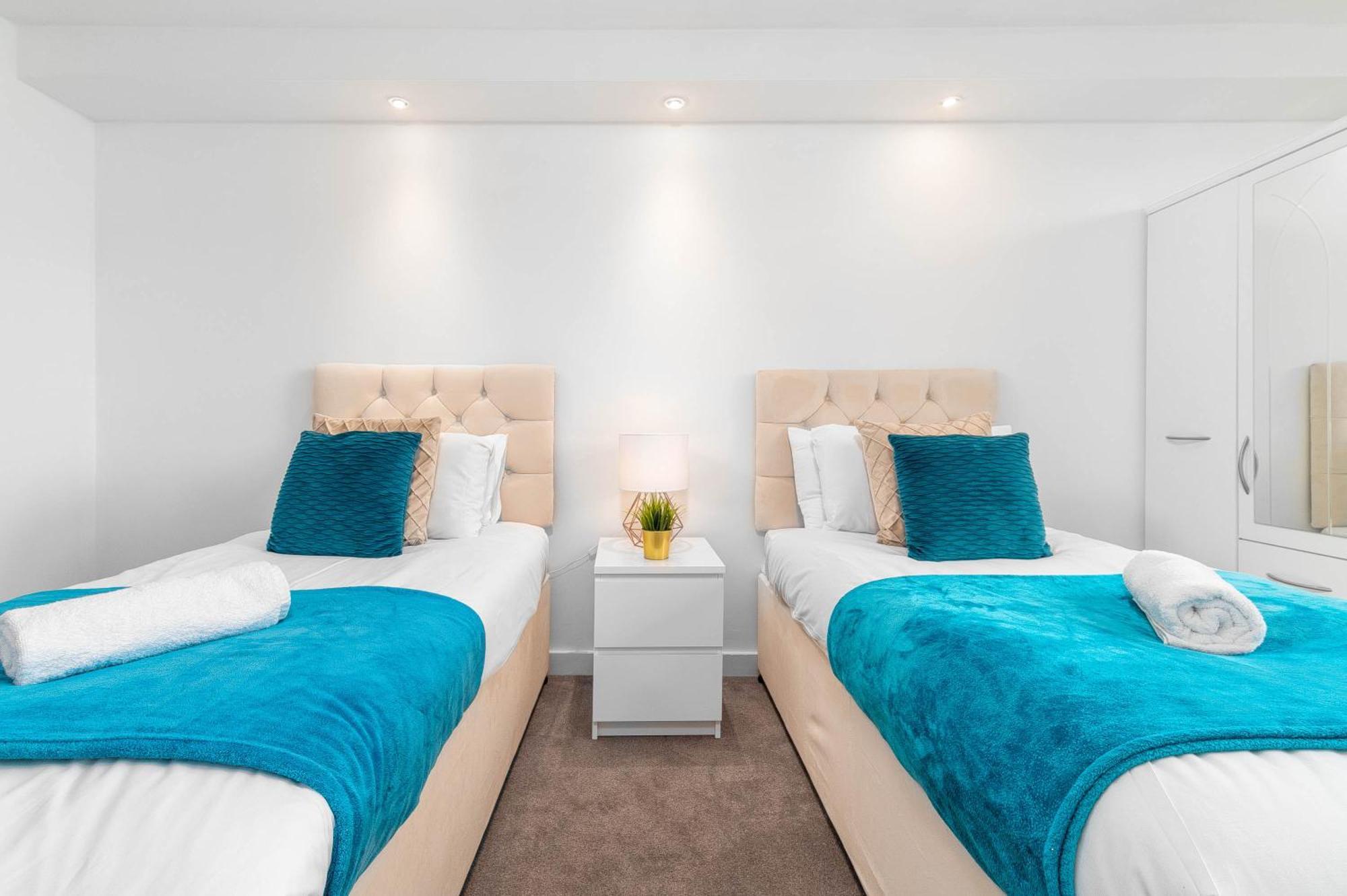 Luxury Two Bedroom - Centre - Secure Parking 99q Apartment *