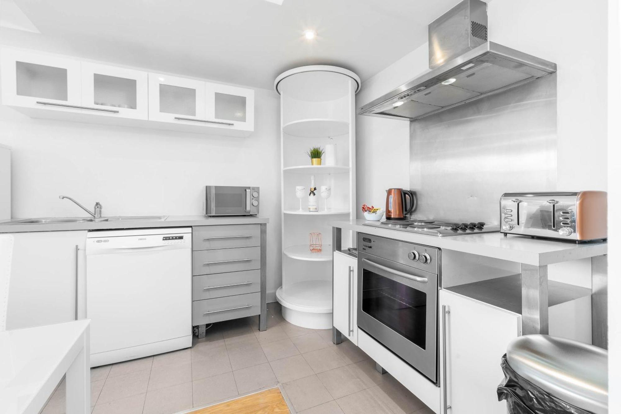 Apartment Luxury Two Bedroom - Centre - Secure Parking 99q *