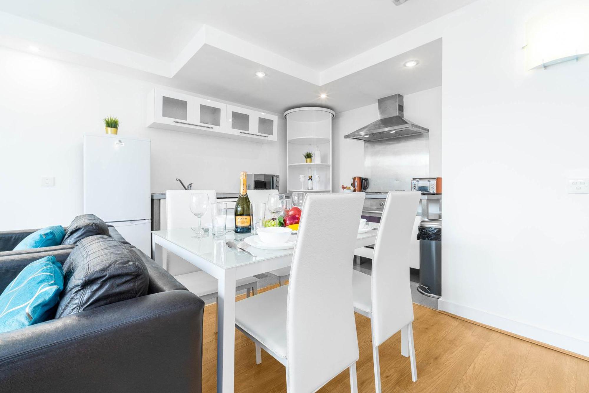 Apartment Luxury Two Bedroom - Centre - Secure Parking 99q *